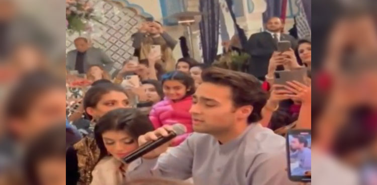 Video: Junaid Safdar's rendition of ‘Tenu Samjhawan Kee’ wins hearts