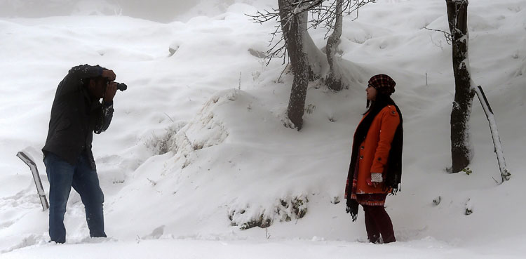 Travel guidelines issued as snowfall attracts tourists to Murree