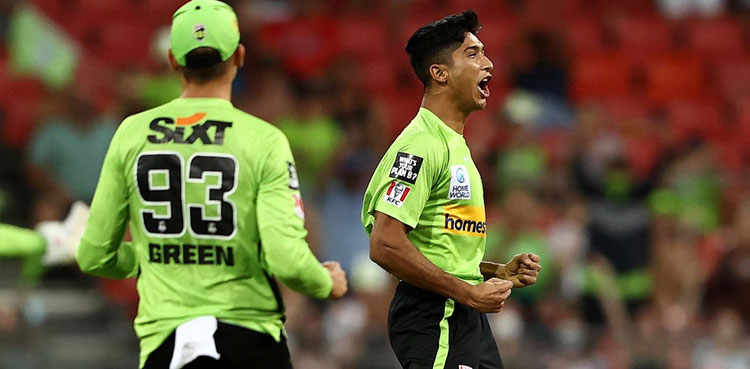 Watch: Mohammad Hasnain stars on BBL debut as speedster picks three wickets
