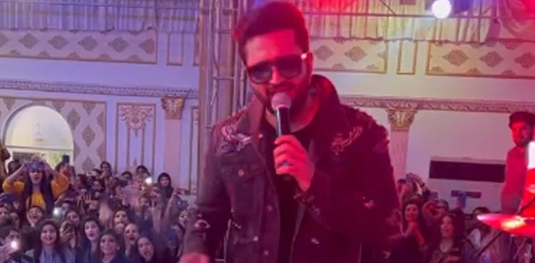 Viral: Falak Shabir dedicates concert performance to wife Sarah Khan