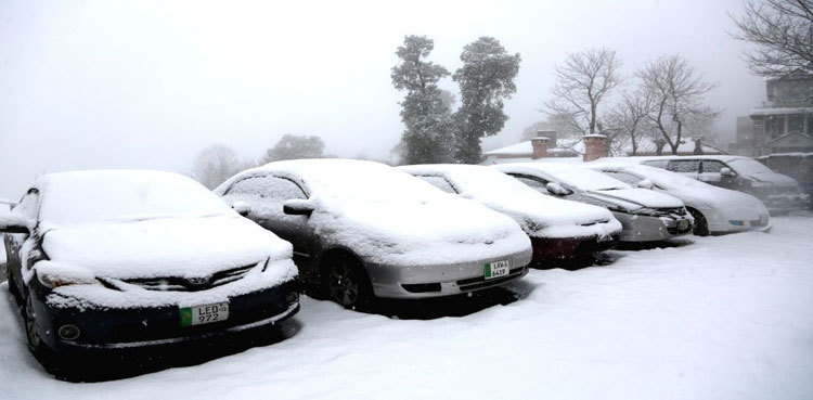 Rescue, civic agencies on high alert as Murree receives snowfall