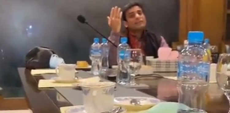 Hamza Shahbaz sings Bollywood song; video goes viral