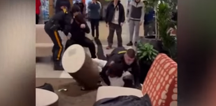 Racial bias?: US police violently tackles black teenager in fight with white man