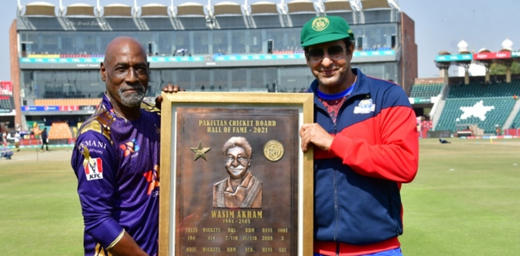 Wasim Akram formally inducted into the PCB Hall of Fame