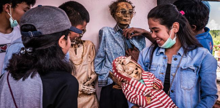 Weird Indonesian tribe lives with dead relatives