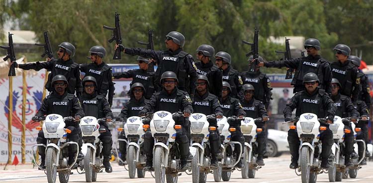 Sindh govt deploys police commandos on Karachi roads