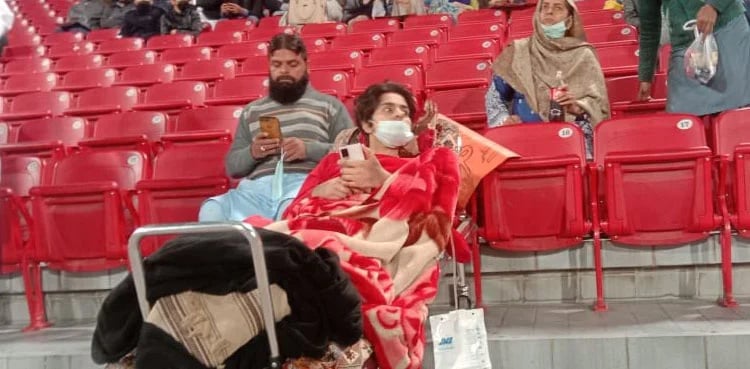PSL 7: Differently-able fan supports his team on stretcher