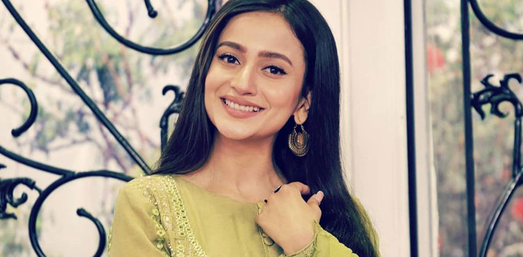 Zarnish Khan shares new pictures; calls people for help