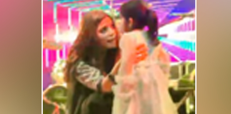 Hadiqa Kiani sings Manne Di Mauj with cute fan girl; video goes viral