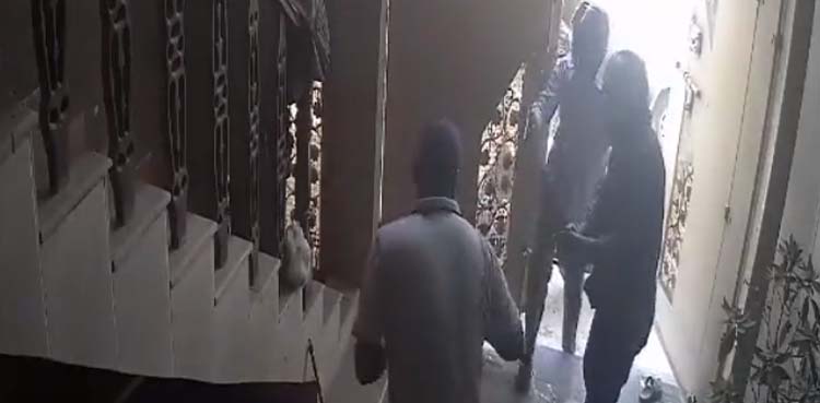 Viral video: Karachiites on mercy of robbers as man looted inside home