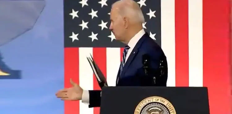 Joe Biden shaking hands with no one puzzles netizens