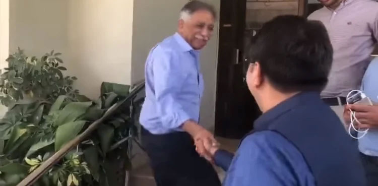 VIRAL: Shahbaz Gill mocks Muhammad Zubair by saying 'Kaise Hein?'