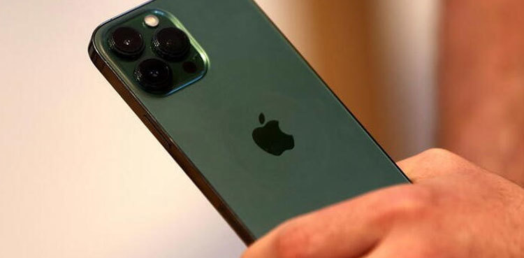 Russian users sue Apple after payment service pulled