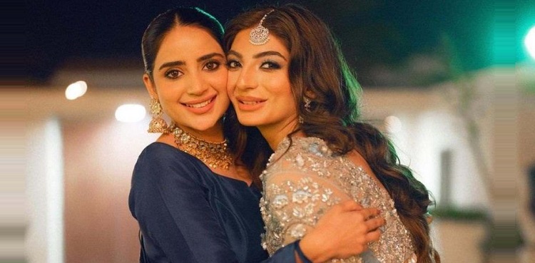 Saboor Aly, Mariam Ansari strike a pose; picture goes viral