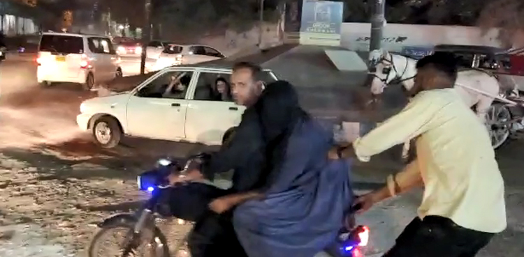 Karachi: Street criminals caught red-handed by citizens in Bahadurabad