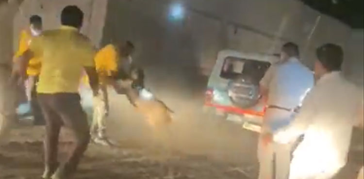 VIRAL: Leopard enters village, attacks police