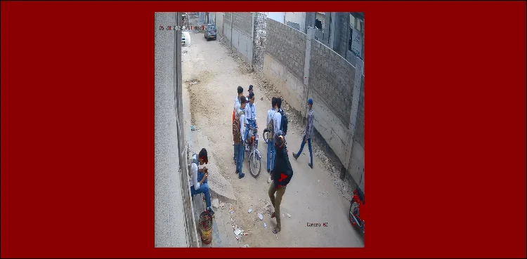 CCTV footage: Robbers loot school students in Karachi