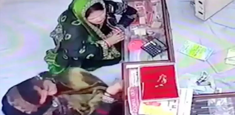 Viral video: Woman puts jewellery into her mouth in bizarre gold heist