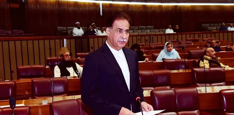 Ayaz Sadiq threatens JI's Abdul Akbar Chitrali in NA, gets befitting reply