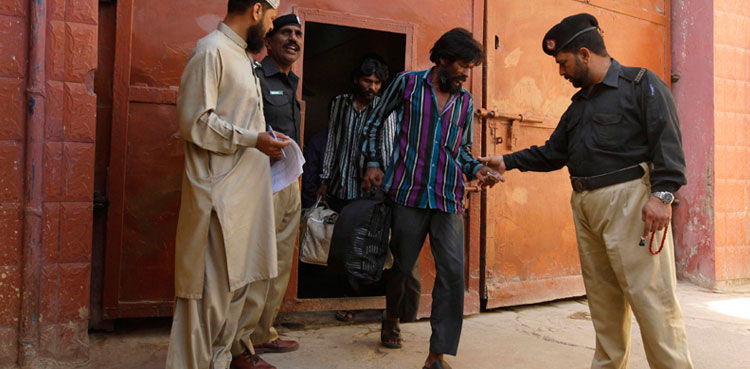 Pakistan releases 20 Indian fishermen on humanitarian basis