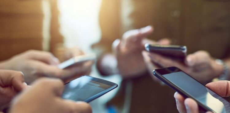 Govt slaps levy upto Rs16,000 on import of cellphone