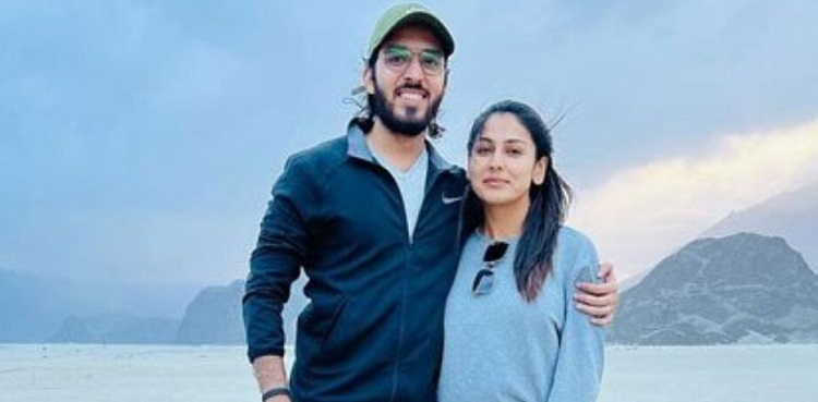 Kainat Imtiaz hits sixes in cricket match with husband: Watch video