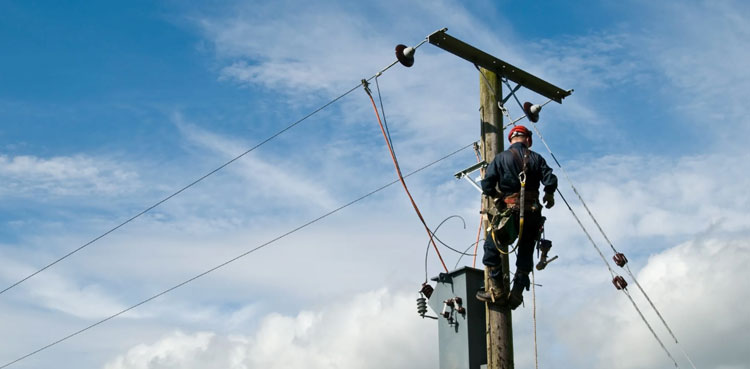 Lawyers 'torture' LESCO lineman in Lahore