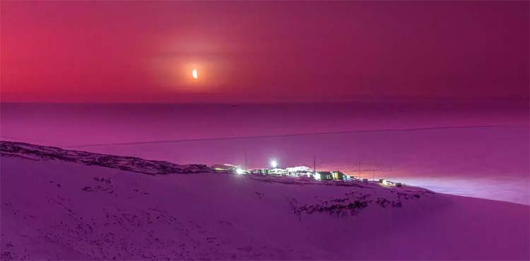 Tonga volcano eruption: Antarctica’s sky dazzles in shades of purple