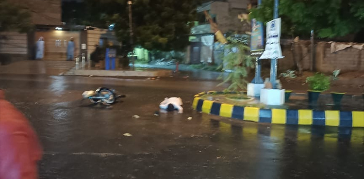 Horrific video: Motorcyclist dies of electrocution on Karachi road