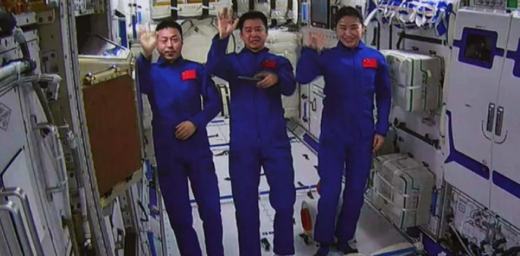 Astronauts set up new lab on space station