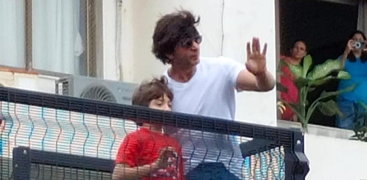 Shah Rukh Khan greets fans outside Mannat on Eid, pictures go viral