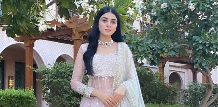 Viral: Anmol Baloch bids goodbye to 'Aik Sitam Aur'