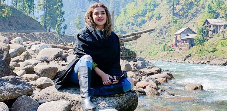 Kubra Khan's picture from London Nahi Jaunga set goes viral