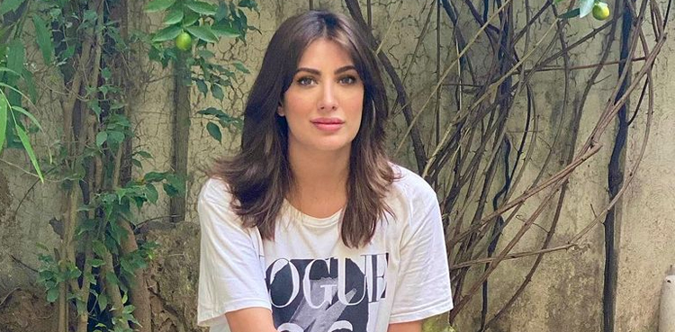'Stare or Smile': Mehwish Hayat's pictures go viral