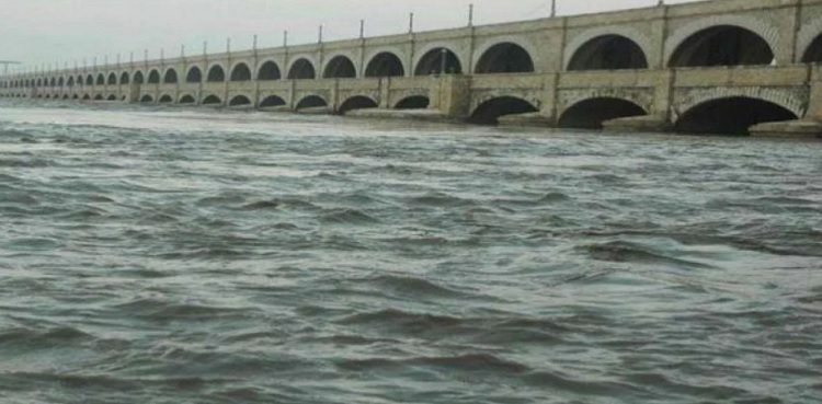 Indus River to surge to high flood at Sukkur Barrage today