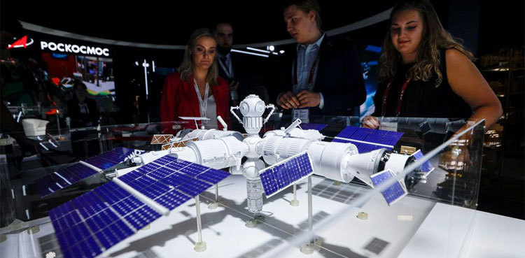 Russia, planning to go it alone, unveils model of new space station