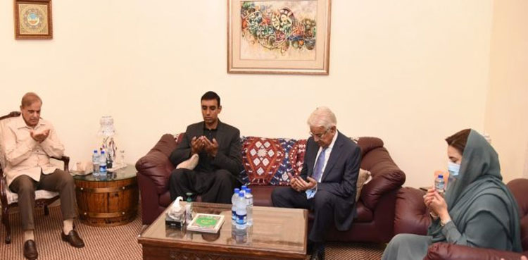 PM visits Lt General Shaheed Sarfaraz Ali's house to offer condolences