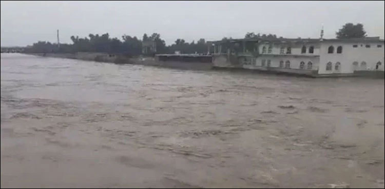 Villages flooded in Nowshera as embankment breaks
