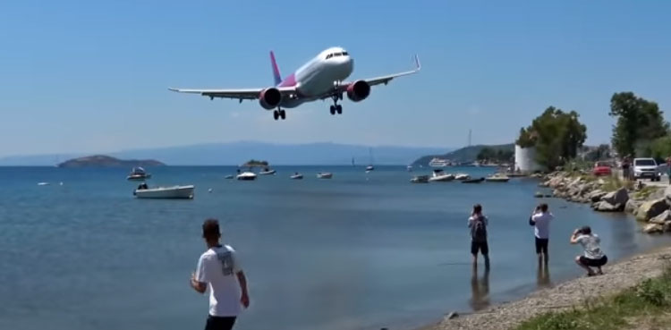 Aircraft makes dangerous low landing, video goes viral
