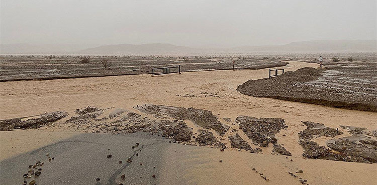 Flash floods strand 1,000 people in California