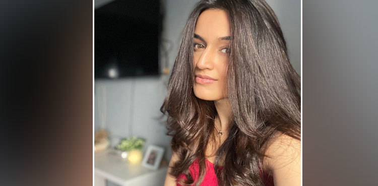 Hira Khan lip-syncs Dil Dil Pakistan, Jazba-e-Junoon