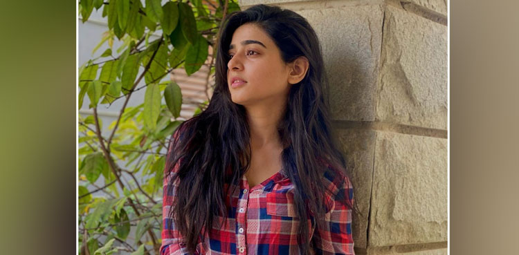 Sehar Khan asks fashion advice from fans