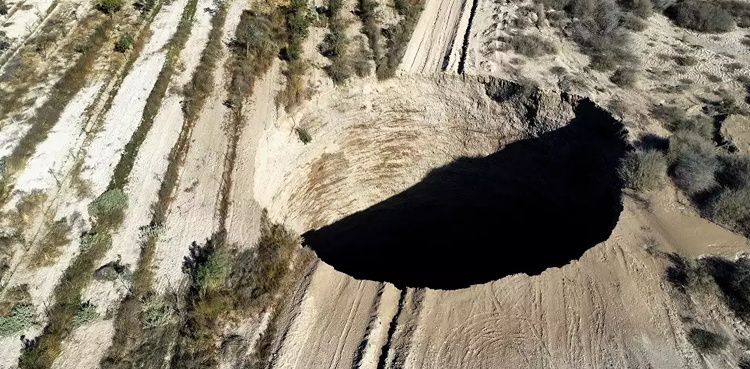 VIRAL: Mysterious sinkhole appears out of nowhere in Chile