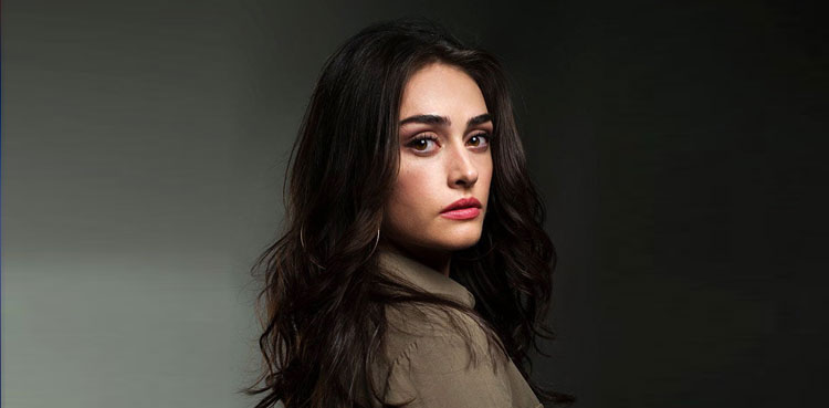 Esra Bilgic wins social media with new pictures