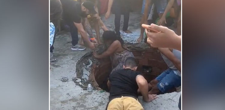 Women fall into sinkhole during dance, video goes viral