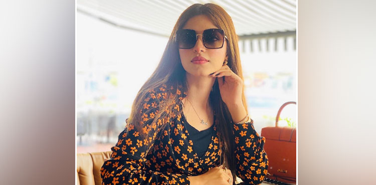 Kinza Hashmi wins social media with her stylish picture