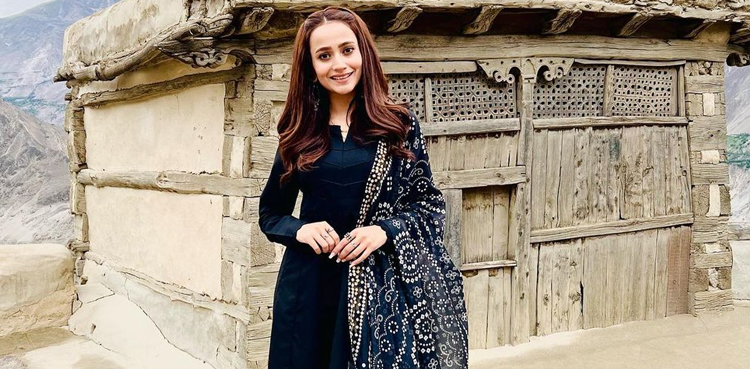 Zarnish Khan creates buzz with Singapore trip pictures