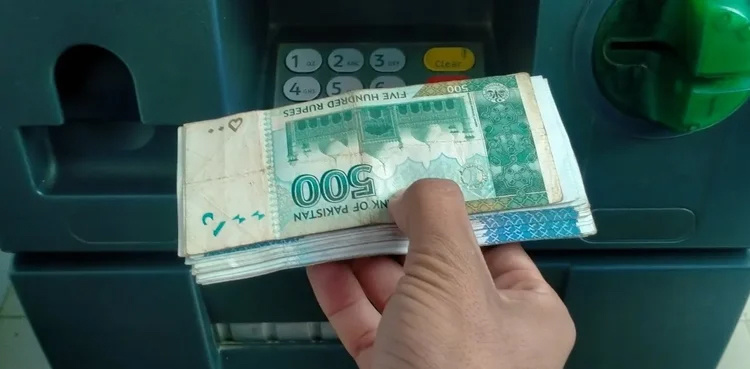 Woman gets ‘counterfeit currency note’ from ATM in Karachi