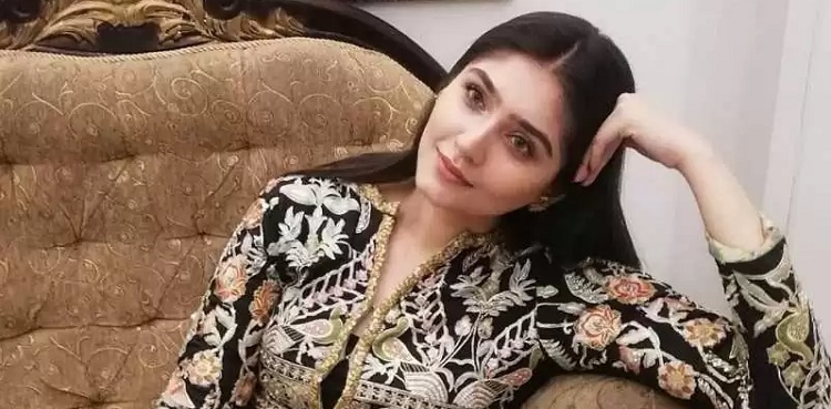 Dur-e-Fishan Saleem ditches makeup for Sunday selfies: Pics inside