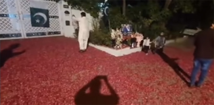 VIDEO: People shower flowers outside Arshad Sharif's house